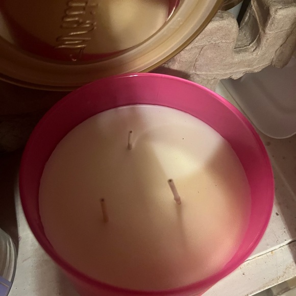 Bath and Body works candle - Picture 2 of 2